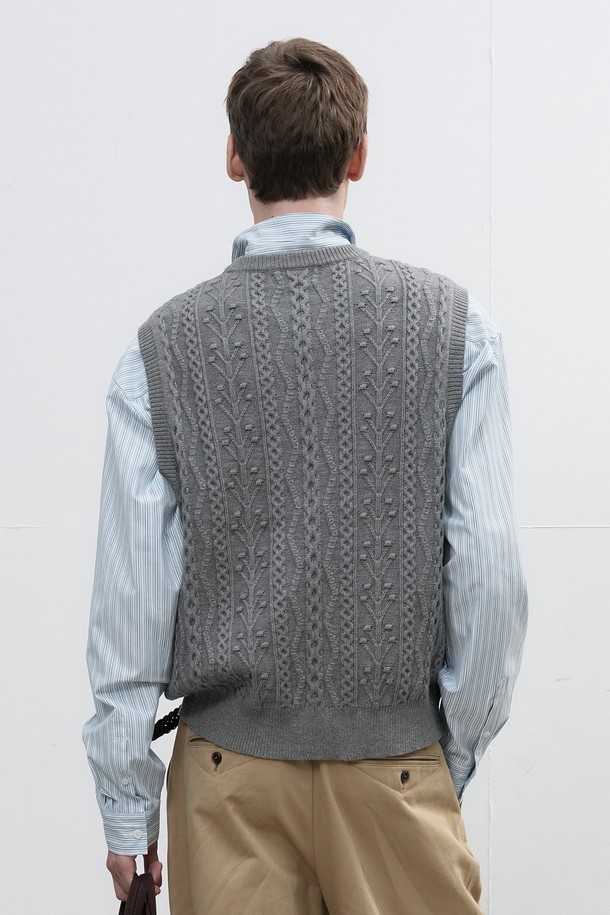 [25FW] MAN 클래식 크루넥 니트 베스트는 남성용 니트 베스트로, 가을과 겨울에 착용하기 좋습니다. 부드러운 울 소재에 클래식하고 베이직한 스타일을 더했으며, 두꺼운 두께감과 크루넥 디자인, 케이블 패턴으로 포인트를 주었습니다. 레귤러 핏으로 편안하게 착용 가능하며, 일상복으로 활용하기 좋습니다.
