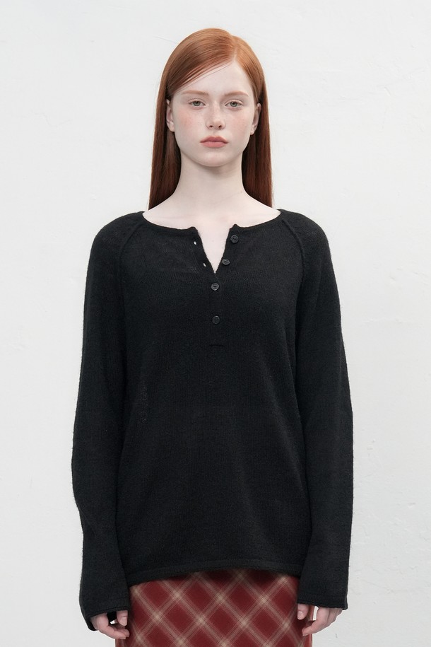 "[25FW] WOMAN 울 시스루 헨리넥 풀오버"는 가을과 겨울, 겨울 데일리룩 연출에 적합한 여성용 니트/스웨터입니다. 베이직한 스타일의 레귤러핏으로, 얇은 두께감의 울 소재와 부드러운 촉감이 특징입니다. 헨리넥 디자인과 긴 소매 기장, 무지 패턴, 시스루 디테일이 클래식, 미니멀, 시크한 무드를 자아냅니다. 일상에서 세련된 스타일을 연출하고 싶은 여성에게 추천하는 아이템입니다.
