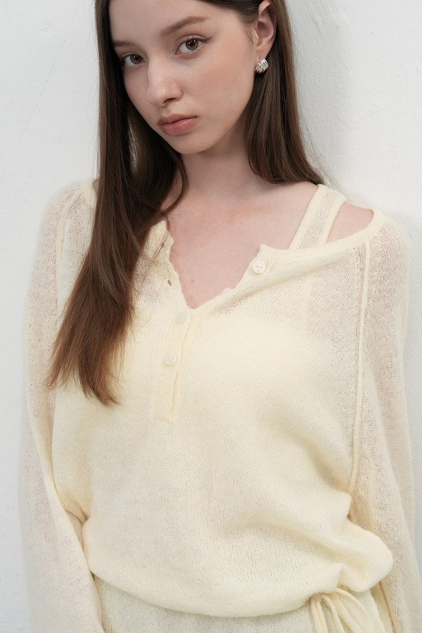 **[25FW] WOMAN 울 시스루 헨리넥 풀오버 [3COL]**

부드러운 촉감의 여성 울 시스루 헨리넥 풀오버입니다. 헤어리 울 블렌드 원사를 사용하여 포근함을 더했으며, 얇은 두께감과 반투명한 시스루 디자인으로 은은한 멋을 냅니다. 뒷목 쉘 버튼 디테일이 돋보이며, 신축성이 있어 편안한 착용감을 선사합니다. 봄, 가을, 겨울, 데이트룩, 카페룩, 겨울 데일리룩에 클래식, 미니멀, 캐주얼 스타일로 연출하기 좋습니다. 크림, 핑크, 블랙 세 가지 색상으로 만나보세요.
