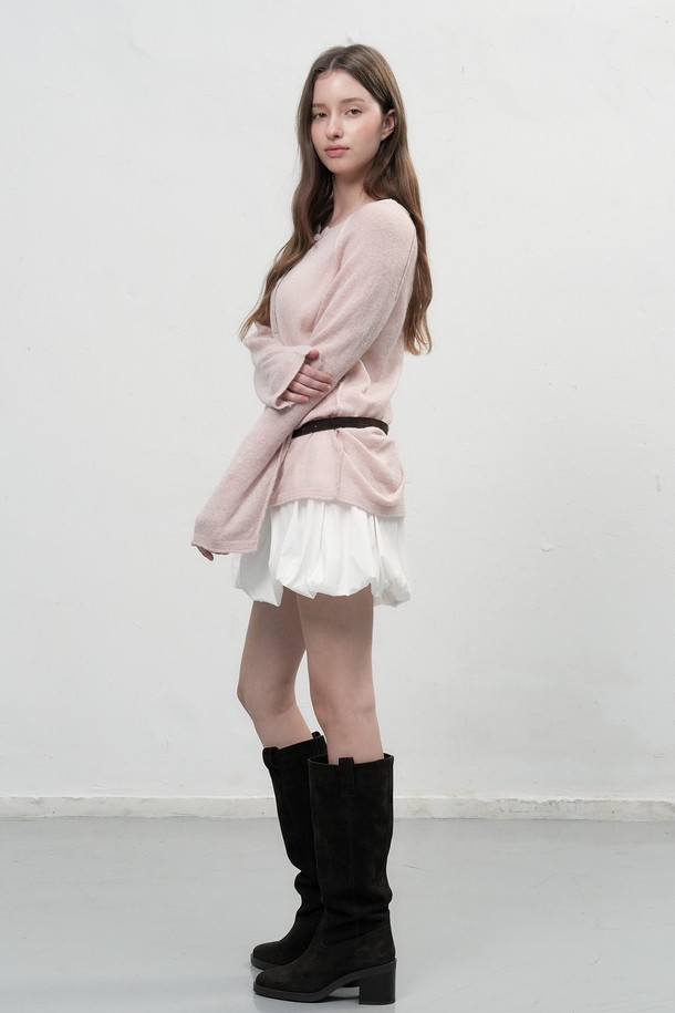 [25FW] WOMAN 울 시스루 헨리넥 풀오버 [3COL]는 여성스러운 실루엣을 연출하는 울 소재의 헨리넥 풀오버입니다. 가을, 겨울 시즌에 어울리는 얇은 두께감과 부드러운 촉감으로 편안한 착용감을 선사합니다. 시스루 디테일이 은은한 포인트를 더하며, 베이직하면서도 우아한 스타일을 연출합니다. 데이트룩과 겨울 데일리룩에 활용하기 좋으며, 클래식, 미니멀, 로맨틱 스타일을 즐겨 입는 분들께 추천합니다. 긴 소매와 레귤러 핏으로 다양한 하의와 매치하여 세련된 스타일링을 완성해보세요.
