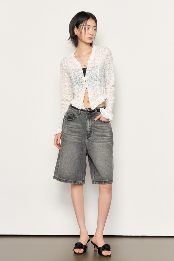 [25FW] WOMAN 와이드 버뮤다 데님 팬츠는 캐주얼한 스타일의 여성용 버뮤다 데님 팬츠입니다. 가을과 겨울에 적합하며, 무지 패턴의 와이드 핏으로 편안한 착용감을 제공합니다. 두꺼운 두께감과 뻣뻣한 촉감의 데님 소재로 제작되었으며, 워싱 가공을 더해 자연스러운 멋을 연출합니다. 가을 나들이룩 또는 겨울 데일리룩에 매치하여 미니멀하고 클래식한 스타일을 완성할 수 있습니다.
