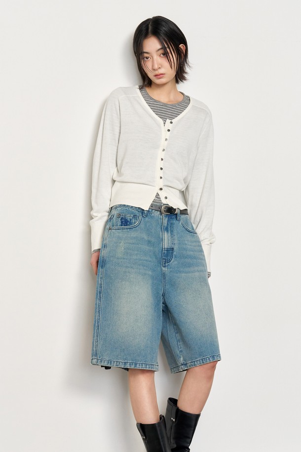 [25FW] WOMAN 와이드 버뮤다 데님 팬츠 [3COL]는 여성들을 위한 와이드핏 버뮤다 데님 팬츠입니다. 블루, 그레이, 블랙 세 가지 색상으로 출시되어, 다양한 스타일 연출이 가능합니다. 봄, 여름 시즌에 적합하며, 데님 소재 특유의 편안함과 무지 디자인으로 캐주얼한 분위기를 냅니다. 동네 마실룩, 여행룩, 휴가룩 등 TPO에 구애받지 않고, 캐주얼, 미니멀, 클래식 스타일을 모두 소화할 수 있는 활용도 높은 아이템입니다. 5부 기장의 와이드핏으로 다리가 길어 보이는 효과를 주며, 데님 워싱 디테일로 포인트를 더했습니다.
