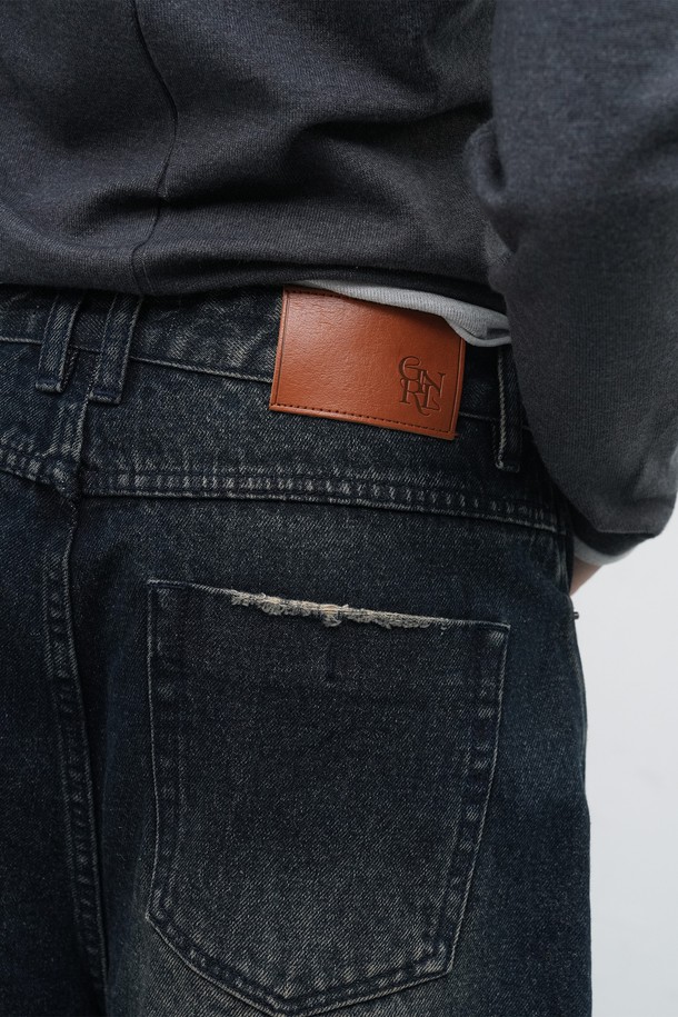 **[25FW] WOMAN 와이드 버뮤다 데님 팬츠 [3COL]**는 편안하고 시원한 여름 스타일을 위한 여성용 5부 데님 버뮤다 팬츠입니다. 캐주얼하고 미니멀한 스타일로, 일상생활과 가벼운 외출에 모두 잘 어울립니다. 워싱 디테일이 더해져 자연스러운 분위기를 자아내며, 와이드핏으로 편안한 착용감을 선사합니다. 블랙 컬러의 무지 디자인으로 어떤 상의와도 손쉽게 매치할 수 있으며, 동네 마실룩이나 쇼핑룩으로 활용하기 좋습니다. 데님 소재 특유의 내구성과 활동성이 돋보이는 아이템입니다.
