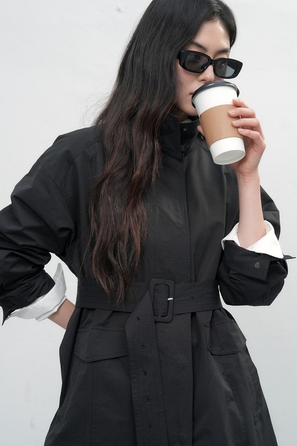 [25FW] WOMAN 하이넥 사파리 하프 재킷 [2COL]은 여성용 아우터로, 캐주얼하고 베이직한 스타일을 연출합니다. 봄, 가을에 착용하기 좋으며, 라이트 카키와 블랙 두 가지 색상으로 제공됩니다. 하이넥 칼라와 허리 벨트 디테일이 특징이며, 자켓 드레스 스타일링 또한 가능합니다. 힙을 덮는 하프 기장에 루즈핏으로 편안하게 착용할 수 있으며, 신축성 있는 면, 나일론 혼방 소재에 안감을 더해 스탠다드 두께감으로 제작되었습니다. 데이트룩, 봄 소풍룩에 적합한 미니멀, 클래식 스타일의 사파리 재킷입니다.
