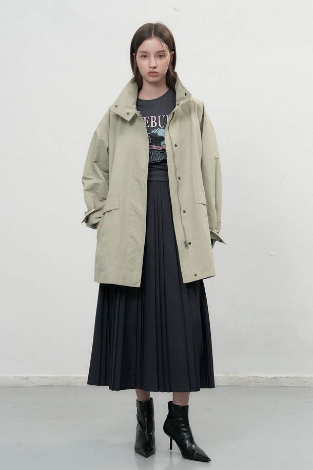 **[25FW] WOMAN 하이넥 사파리 하프 재킷 [2COL]**

가을, 봄 시즌에 어울리는 여성용 하프 기장의 사파리 재킷입니다. 라이트 카키와 블랙 두 가지 색상으로 출시되어 다양한 코디에 활용하기 좋습니다. 하이넥 칼라와 허리 디테일이 돋보이며, 벨트 스타일링으로 허리 라인을 강조할 수 있습니다. 힙을 덮는 기장감과 안감 처리로 편안하면서도 스타일리시하게 연출 가능하며, 캐주얼, 미니멀, 클래식 스타일을 모두 소화할 수 있습니다. 일상, 산책, 가을 나들이 등 다양한 TPO에 적합합니다.
