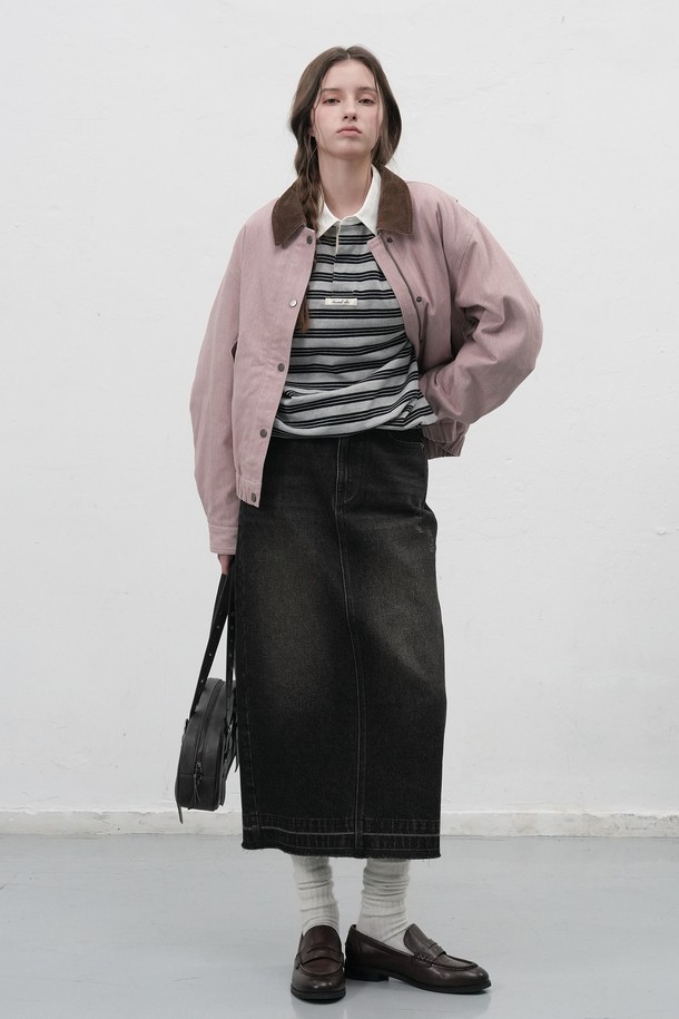 [25FW] 우먼 워싱 데님 롱 스커트 [2COL]는 캐주얼하고 베이직한 스타일의 여성용 데님 롱 스커트입니다. 블루, 브라운 두 가지 색상으로 제공되며, 사계절 내내 활용 가능합니다. 면, 레이온, 폴리에스테르 혼방 소재로 제작되어 뻣뻣한 촉감을 가지며, 스트레이트 핏과 워싱 처리로 자연스러운 멋을 더했습니다. 백 슬릿, 로고 코튼 버튼, 가죽 텍스처 디테일이 특징이며, 동네 마실룩이나 여행룩에 적합합니다.
