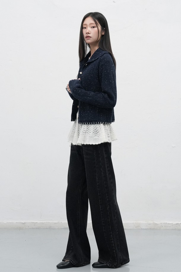 [25FW] WOMAN 스캘럽 미니 레이어드 스커트 [2COL]는 페미닌한 무드의 여성 미니스커트입니다. 아이보리, 블랙 두 가지 색상으로 출시되었으며, 봄, 가을, 겨울 계절에 착용하기 좋습니다. 아크릴, 나일론, 울, 모헤어 혼방 소재로 제작되어 부드러운 촉감을 선사하며, 루즈핏 플레어 실루엣과 스캘럽 패턴, 레이어드 디자인이 특징입니다. 프리미엄 수공예 자수 디테일과 옆면 스트랩, 밴딩 허리, 신축성 있는 소재로 편안함과 세련된 스타일을 동시에 만족시킵니다. 데이트룩, 카페룩, 모임룩 등 다양한 TPO에 클래식, 미니멀, 로맨틱 스타일로 연출해보세요.
