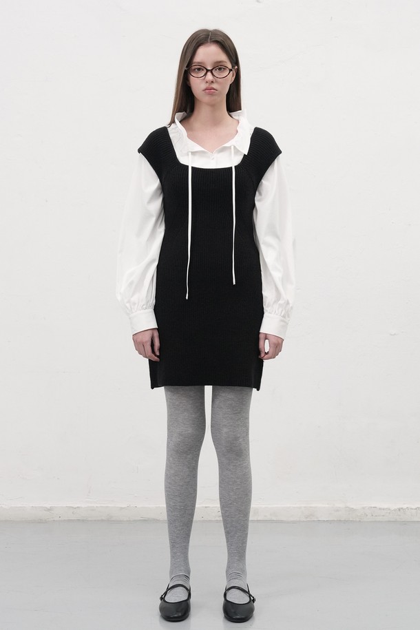 **[25FW] WOMAN 스퀘어넥 니트 미니 원피스 [2COL]**

미니멀하고 베이직한 스타일의 여성 니트 미니 원피스입니다. 차콜 블랙 두 가지 색상으로 출시되었으며, 봄, 가을, 겨울 계절에 착용하기 좋습니다. 슬림핏 디자인에 골지 패턴으로 세련된 실루엣을 연출하며, 신축성 있는 아크릴, 나일론 혼방 소재로 편안한 착용감을 제공합니다. 스퀘어넥 라인과 긴 소매, 약간 두께감 있는 소재가 특징이며, 데이트룩, 겨울 데일리룩, 모임룩 등 다양한 TPO에 활용 가능합니다. 벌룬 슬리브 루즈핏 가디건과 세트로 시크하게 연출할 수도 있습니다.
