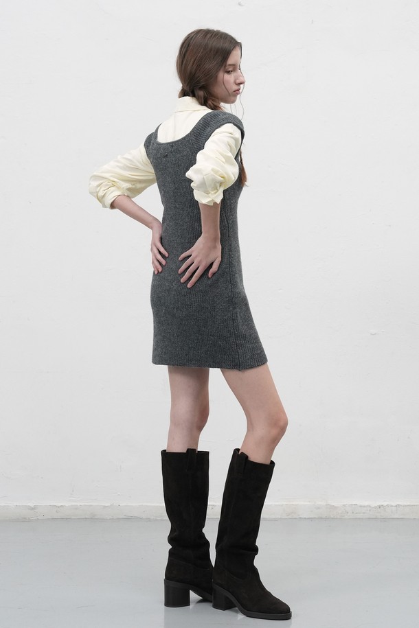 [25FW] WOMAN 스퀘어넥 니트 미니 원피스는 여성스러운 실루엣을 연출하는 니트 미니 원피스입니다. 부드러운 촉감의 니트 소재로 제작되었으며, 가을, 겨울 시즌에 따뜻하게 착용할 수 있습니다. 미니멀하고 베이직한 디자인으로, 데이트룩, 겨울 데일리룩, 카페룩 등 다양한 TPO에 활용하기 좋습니다. 슬림핏 스퀘어넥 디자인과 무지 패턴이 어우러져 클래식하고 시크한 스타일을 완성합니다. 블랙과 그레이, 두 가지 컬러로 출시되어 폭넓은 선택이 가능합니다.
