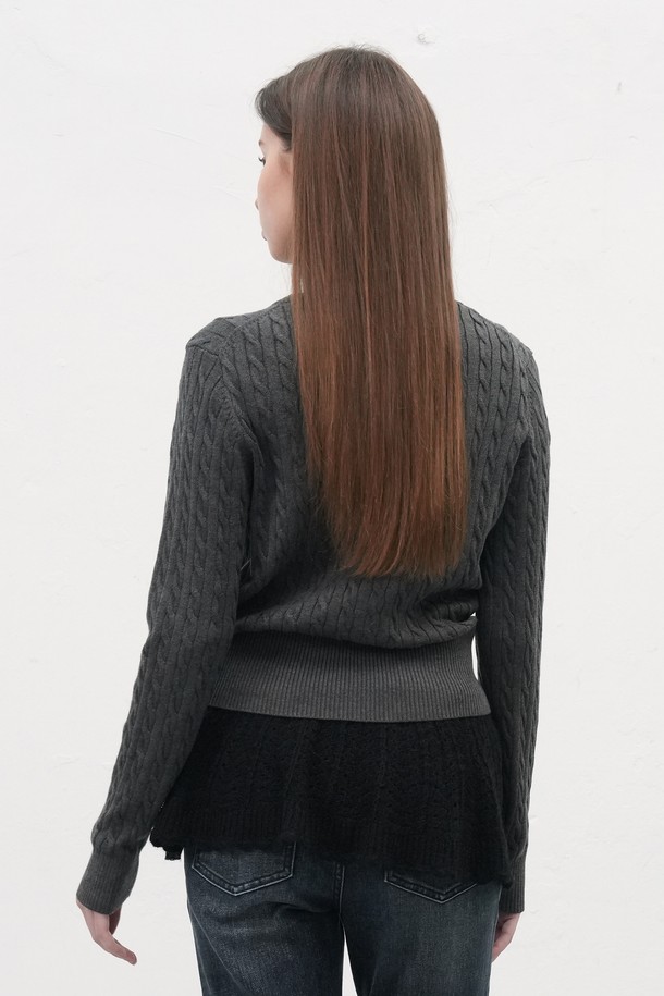 [25FW] WOMAN GNRL 시그니처 슈퍼파인 울 케이블 가디건 [5COL]은 베이직하고 클래식한 스타일을 추구하는 여성 고객을 위한 가디건입니다. 슈퍼파인 울 소재를 사용하여 부드러운 촉감과 뛰어난 보온성을 자랑하며, 봄, 가을, 겨울 세 계절 모두 활용 가능합니다. 허리 라인을 살려주는 넓은 밑단 디자인과 시그니처 실루엣이 특징이며, 버건디, 네이비, 카키, 차콜, 블랙 5가지 다채로운 색상으로 만나보실 수 있습니다. 다크브라운 로고 각인 버튼이 포인트로 들어가 고급스러운 분위기를 더하며, 출근룩이나 겨울 데일리룩에 활용하기 좋습니다.
