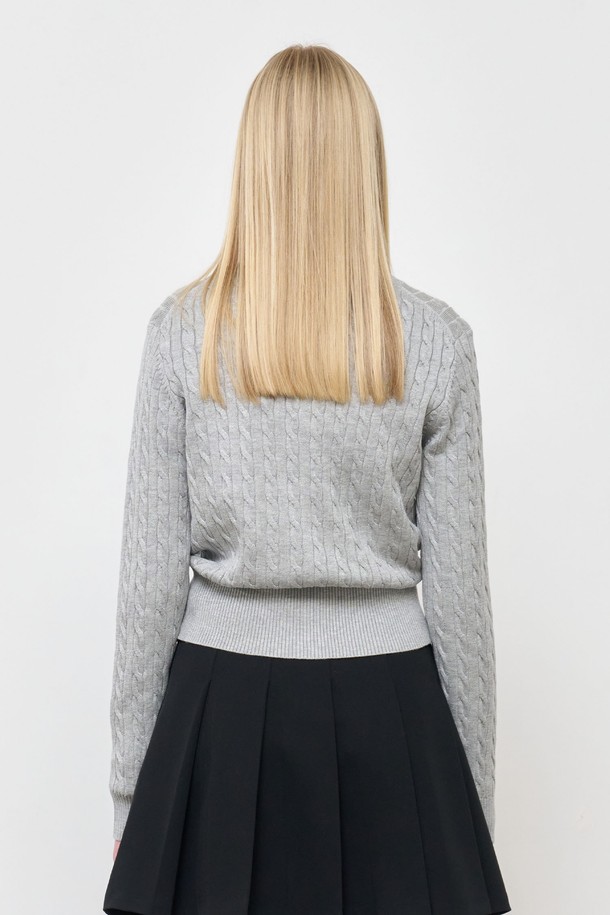 **[25FW] WOMAN GNRL 시그니처 슈퍼파인 울 케이블 가디건 [5COL] / WBD3L04505**

우아함과 포근함을 동시에 선사하는 여성용 가디건입니다. 슈퍼파인 울 소재를 사용하여 부드러운 촉감과 보온성을 자랑하며, 베이직하면서도 클래식한 디자인으로 다양한 스타일을 연출할 수 있습니다. 라운드넥 디자인에 긴 소매 기장으로 제작되었으며, 허리 라인을 살려주는 레귤러핏 실루엣이 특징입니다. 버건디, 네이비, 카키, 차콜 등 4가지 컬러로 출시되어, 출근룩 또는 모임룩 등 TPO에 맞게 폭넓게 활용 가능합니다. 다크브라운 브랜드 버튼 디테일과 케이블 패턴이 돋보이는 시그니처 스타일의 가디건입니다.
