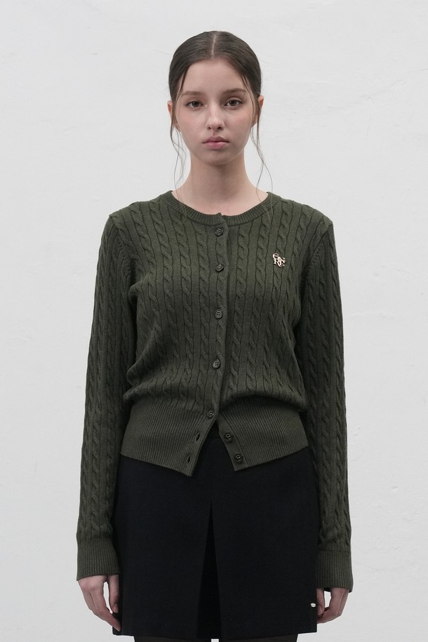 [25FW] WOMAN GNRL 시그니처 슈퍼파인 울 케이블 가디건 [5COL] / WBD3L04505는 여성들을 위한 상의, 가디건입니다. 봄, 가을, 겨울에 착용하기 좋으며, 베이직하고 클래식한 스타일을 연출합니다. 슈퍼파인 울 소재로 제작되어 부드러운 촉감과 신축성을 제공하며, 레귤러핏과 라운드넥 디자인으로 편안하게 착용할 수 있습니다. 허리 라인을 살려주는 실루엣과 다크브라운 브랜드 버튼 디테일이 돋보이며, 케이블 패턴과 4가지 다채로운 컬러(버건디, 네이비, 카키, 차콜)로 만나볼 수 있습니다. 비침 걱정 없이 깔끔하게 착용 가능한 긴소매 기본 두께의 가디건입니다.
