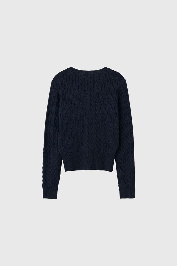 **[25FW] WOMAN GNRL 시그니처 슈퍼파인 울 케이블 가디건 [5COL] / WBD3L04505**

여성스러운 실루엣을 강조하는 [25FW] WOMAN GNRL 시그니처 슈퍼파인 울 케이블 가디건입니다. 봄, 가을, 겨울 계절에 적합하며, 베이직하고 클래식한 스타일을 연출합니다. 고급스러운 슈퍼파인 울 소재와 허리 라인을 살려주는 디자인으로 출근룩, 모임룩, 겨울 데일리룩 등 다양한 TPO에 활용 가능합니다. 라운드넥에 긴 소매 기장, 레귤러핏으로 제작되었으며, 버건디, 네이비, 카키, 차콜 등 4가지 컬러 옵션을 제공합니다. 프리미엄 다크브라운 로고 버튼과 케이블 패턴이 특징이며, 미니멀하고 클래식한 스타일을 선호하는 분들께 추천합니다.
