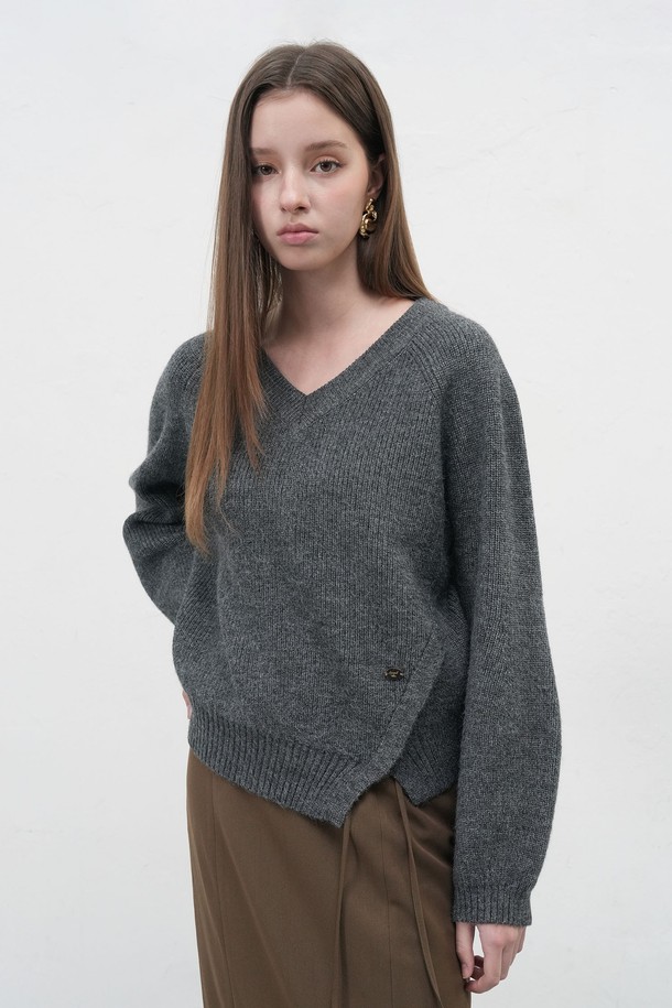 [25FW] WOMAN 브이넥 슬릿 하찌 니트 풀오버는 여성용 상의 니트/스웨터입니다. 아이보리, 차콜, 카키 3가지 색상으로 출시되었으며, 가을과 겨울에 따뜻하게 착용할 수 있습니다. 베이직한 스타일의 루즈핏으로, 두꺼운 두께감과 신축성 있는 소재로 편안한 착용감을 선사합니다. 비대칭 프론트 슬릿과 벌룬 소매, 브랜드 로고 디테일, 앞뒤 기장 차이 포인트가 돋보이며, 브이넥 라인으로 세련된 분위기를 더합니다. 겨울 데일리룩, 카페룩, 모임룩 등 다양한 TPO에 클래식, 미니멀, 캐주얼 스타일로 연출하기 좋습니다.
