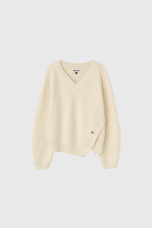 **[25FW] WOMAN 브이넥 슬릿 하찌 니트 풀오버 [3COL] /WBE3L05531**

부드러운 촉감의 여성용 브이넥 슬릿 하찌 니트 풀오버입니다. 가을과 겨울에 어울리는 두꺼운 두께감으로 따뜻하게 착용 가능하며, 루즈핏 디자인으로 편안한 착용감을 선사합니다. 아이보리, 차콜, 카키 3가지 색상으로 출시되었으며, 베이직한 스타일을 좋아하는 여성분들께 추천합니다. 비대칭 슬릿 디테일과 벌룬 소매, 하단 로고 디테일이 돋보이며, 신축성이 있어 활동성을 높였습니다. 겨울 데일리룩, 모임룩, 카페룩 등 다양한 TPO에 클래식, 미니멀, 캐주얼 스타일로 활용하기 좋습니다.
