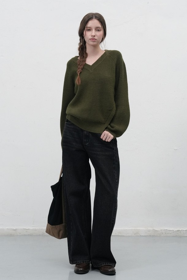 **[25FW] WOMAN 브이넥 슬릿 하찌 니트 풀오버 [3COL] /WBE3L05531**

여성스러운 무드를 연출하는 [25FW] WOMAN 브이넥 슬릿 하찌 니트 풀오버입니다. 아이보리, 차콜, 카키 3가지 색상으로 출시되었으며, 가을, 겨울 시즌에 적합합니다. 루즈핏으로 편안함을 선사하며, 두꺼운 두께감의 하찌 패턴이 포근함을 더합니다. 비대칭 슬릿 디테일과 벨 소매 디자인이 특징이며, 브랜드 로고 디테일로 포인트를 주었습니다. 베이직 스타일로 다양한 겨울 데일리룩, 모임룩, 카페룩에 활용하기 좋습니다.
