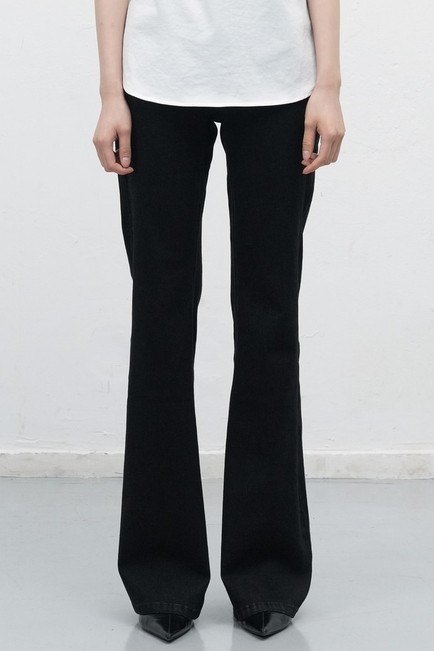 [25FW] WOMAN 부츠컷 워싱 데님 팬츠는 가을, 겨울 시즌을 위한 여성 데님 팬츠입니다. 캐주얼, 미니멀, 클래식 스타일을 모두 아우르는 디자인으로, 워싱 디테일이 돋보이는 레귤러핏 부츠컷이 특징입니다. 데님 소재 특유의 편안한 착용감과 무지 디자인으로 다양한 상의와 손쉽게 매치할 수 있습니다. 가을 나들이룩이나 겨울 데일리룩 등 폭넓은 TPO에 활용하여 스타일리시함을 더해보세요.
