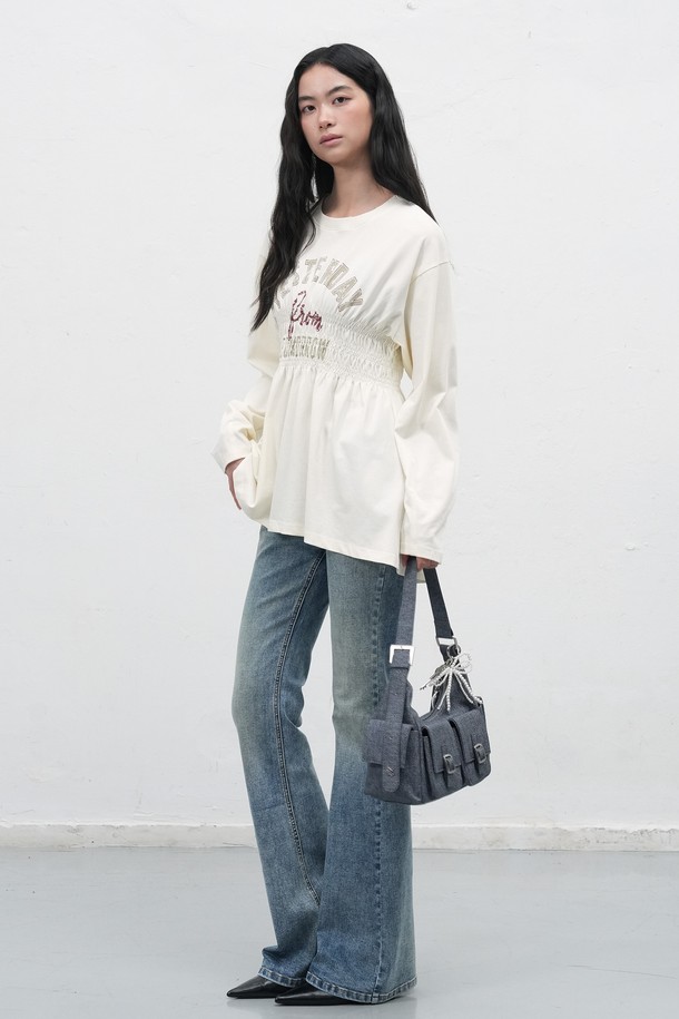 [25FW] WOMAN 부츠컷 워싱 데님팬츠 [3COL] / WBE3L11509는 여성 고객을 위한 베이직하고 캐주얼한 스타일의 데님 팬츠입니다. 봄, 가을, 겨울에 착용하기 좋으며, 라이트블루, 다크네이비, 블랙 세 가지 컬러로 제공됩니다. 부드러운 촉감의 면, 폴리에스테르, 폴리우레탄 혼방 소재로 제작되었으며, 신축성이 있어 편안한 착용감을 선사합니다. 빈티지 워싱 효과와 백 로고 패치 디테일이 특징이며, 슬림핏 부츠컷 디자인으로 다리가 길어 보이는 효과를 줍니다. 데이트룩, 쇼핑룩 등 다양한 TPO에 맞춰 캐주얼, 미니멀, 클래식 스타일을 연출할 수 있습니다.
