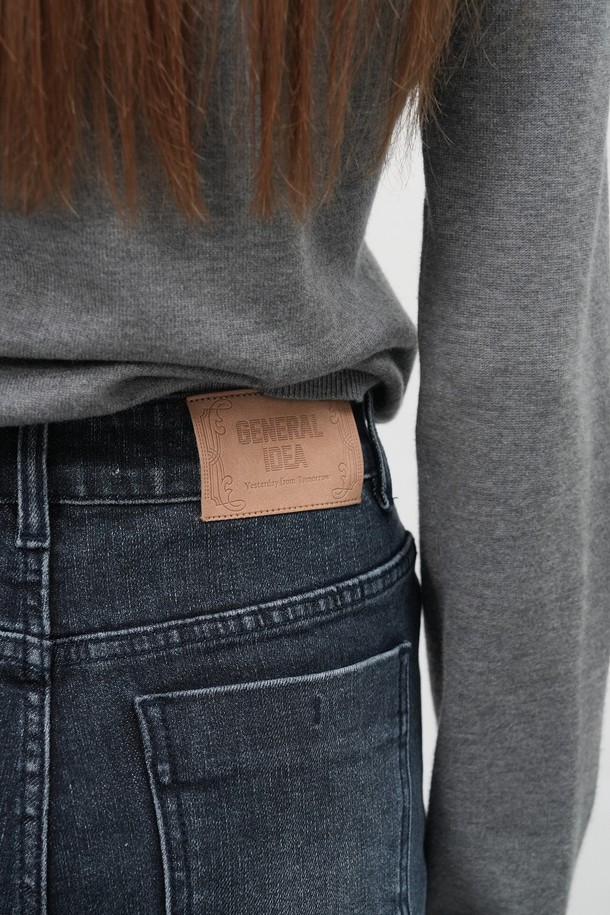 **[25FW] WOMAN 부츠컷 워싱 데님 팬츠 [3COL] / WBE3L11509**는 여성용 데님 팬츠로, 부츠컷 디자인과 빈티지 워싱이 돋보이는 제품입니다. 봄, 가을, 겨울 세 계절 모두 착용 가능하며, 캐주얼 및 베이직 스타일을 연출하기 좋습니다. Light Blue, Dark Navy, Black 세 가지 색상으로 출시되었으며, 슬림핏으로 다리 라인을 더욱 돋보이게 합니다. 면, 폴리에스테르, 폴리우레탄 혼방 소재로 제작되어 부드러운 촉감과 약간의 신축성을 제공합니다. 속기모 처리가 되어 있어 겨울철에도 따뜻하게 착용할 수 있으며, 데일리룩, 캐주얼, 클래식, 미니멀 스타일을 즐겨 입는 분들께 추천합니다.
