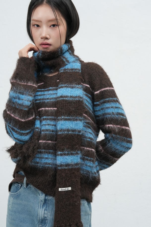 [25FW] WOMAN 헤어리 스트라이프 루즈 풀오버는 부드러운 울 소재로 제작되어 포근한 착용감을 선사합니다. 가을과 겨울에 어울리는 두꺼운 두께감과 긴 소매 기장, 라운드넥 디자인으로 따뜻함을 더했습니다. 헤어리 텍스처와 스트라이프 패턴이 어우러져 캐주얼하면서도 세련된 분위기를 연출합니다. 넉넉한 루즈핏으로 편안하게 착용 가능하며, 겨울 데일리룩, 카페룩, 데이트룩 등 다양한 스타일을 소화할 수 있습니다. 브라운과 블루 두 가지 색상으로 출시되어 취향에 맞게 선택할 수 있습니다.
