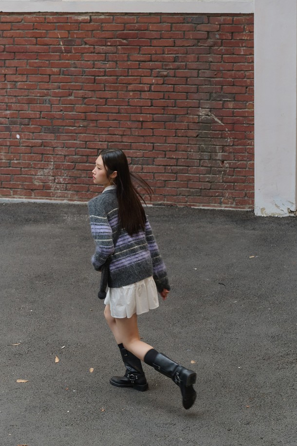 [25FW] WOMAN 헤어리 스트라이프 루즈 풀오버는 부드러운 헤어리 촉감과 브이넥 디자인이 돋보이는 여성용 니트 스웨터입니다. 가을, 겨울 시즌에 적합하며, 울 혼방 소재로 제작되어 따뜻하고 포근한 착용감을 선사합니다. 

레드 브라운, 차콜 두 가지 색상으로 출시되었으며, 루즈핏과 긴 소매 기장으로 편안한 캐주얼 스타일을 연출합니다. 브러시 가공과 새들 숄더 디자인이 특징이며, 스트라이프 패턴이 세련된 포인트를 더합니다. 

일상, 카페, 모임 등 다양한 TPO에 활용할 수 있으며, 캐주얼, 클래식, 미니멀 스타일을 즐기는 여성에게 추천합니다. 
