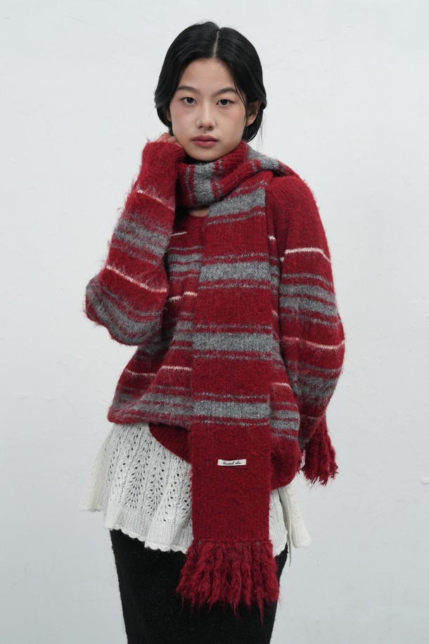 [25FW] WOMAN 헤어리 스트라이프 루즈 풀오버는 부드러운 촉감의 헤어리 원사를 사용하여 포근함을 더한 여성 니트/스웨터입니다. 가을, 겨울 시즌에 어울리는 두꺼운 두께감과 루즈핏으로 편안하게 착용 가능하며, 캐주얼 스타일을 연출하기 좋습니다. 레드 브라운, 차콜 두 가지 색상으로 출시되었으며, 브이넥 라인과 긴 소매, 스트라이프 패턴이 특징입니다. 새들 숄더 디자인과 브랜드 라벨 디테일로 포인트를 더했으며, 신축성이 있어 활동성을 높였습니다. 겨울 데일리룩, 카페룩, 모임룩 등 다양한 TPO에 활용할 수 있는 아이템입니다.
