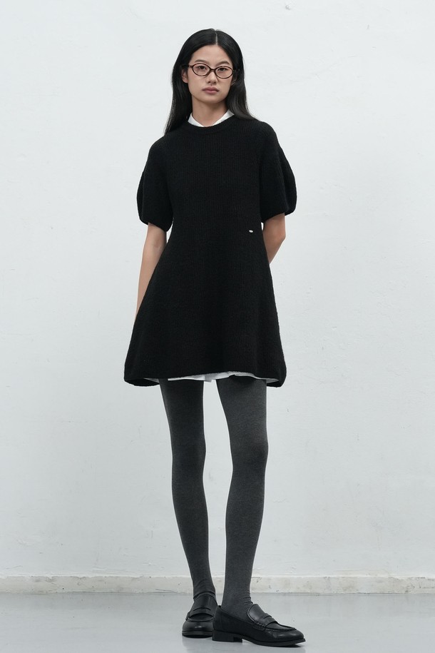 [25FW] WOMAN 벌룬 슬리브 미니 플레어 원피스 [2COL]는 로맨틱한 무드의 여성 의류입니다. 레드와 블랙 두 가지 색상으로 출시되었으며, 봄, 가을, 겨울 계절에 착용하기 좋습니다. 아크릴, 나일론, 스판덱스 혼방의 프리미엄 소재로 제작되어 부드러운 촉감을 선사합니다. 하치 니트 패턴과 라운드넥 디자인, 벌룬 플레어 실루엣, 퍼프 슬리브 디테일이 특징이며, 허리 라인부터 자연스럽게 퍼지는 플레어 스타일이 여성스러운 분위기를 연출합니다. 신축성이 있어 편안하게 착용할 수 있으며, 데이트룩, 모임룩, 겨울 데일리룩으로 활용하기 좋습니다.
