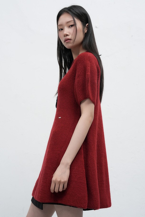 25FW WOMAN 벌룬 슬리브 미니 플레어 원피스 [2COL]는 우아한 스타일을 연출하는 여성용 미니 원피스입니다. 가을, 겨울 시즌에 어울리는 디자인으로, 라운드넥과 벌룬 슬리브 소매가 특징입니다. 플레어 치마핏으로 사랑스러운 실루엣을 선사하며, 데이트룩, 모임룩, 겨울 데일리룩 등 다양한 TPO에 활용하기 좋습니다. 클래식, 미니멀, 로맨틱한 스타일을 즐기는 분들께 추천하며, 2가지 컬러 옵션으로 만나보실 수 있습니다. 25FW (2025 가을/겨울) 시즌의 신상품입니다.
