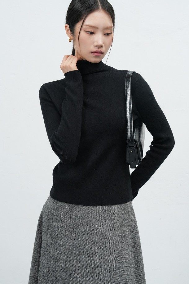 세련된 스타일을 완성해 줄 [25FW] WOMAN 데일리 리브드 터틀넥 풀오버입니다. 부드러운 레이온 혼방 소재로 제작되어 편안한 착용감과 고급스러운 외관을 동시에 선사합니다. 목을 감싸는 터틀넥 디자인으로 따뜻함을 더하며, 슬림핏으로 여성스러운 실루엣을 연출합니다. 화이트, 핑크, 블루, 블랙 4가지 다채로운 컬러로 출시되어 어떤 스타일에도 손쉽게 매치할 수 있습니다. 가을, 겨울 시즌 데일리룩, 오피스룩, 모임룩까지 폭넓게 활용해보세요.
