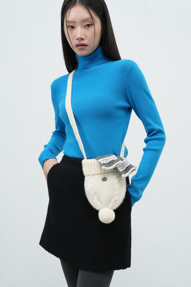 **[25FW] WOMAN 데일리 리브드 터틀넥 풀오버 [4COL] / WBE4L05525**는 부드러운 촉감과 슬림핏으로 여성스러운 실루엣을 연출하는 터틀넥 니트입니다. 레이온, 폴리에스테르, 나일론 혼방 소재로 제작되어 가을, 겨울 시즌에 적합하며, 신축성이 있어 편안한 착용감을 선사합니다. 베이직한 디자인과 무지 패턴으로 다양한 스타일 연출이 용이하며, 데이트룩, 카페룩 등 TPO에 맞춰 활용하기 좋습니다. 화이트, 핑크, 블루, 블랙 4가지 컬러로 출시되어 미니멀, 클래식, 캐주얼 등 폭넓은 스타일을 소화할 수 있습니다.
