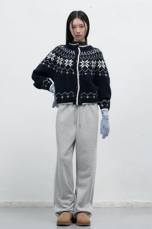 [25FW] WOMAN 울 노르딕 더플 가디건 [4COL] / WBD4L04550은 여성용 가디건입니다. 울 소재로 제작되어 부드러운 촉감과 두꺼운 두께감으로 가을, 겨울 시즌에 따뜻하게 착용할 수 있습니다. 캐주얼 스타일의 노르딕 패턴과 더플 스타일의 버튼 디테일이 특징이며, 레귤러핏과 크롭 기장으로 세련된 핏을 연출합니다. 블랙과 화이트 두 가지 컬러 옵션으로 만나보실 수 있으며, 긴 소매 디자인입니다. 라운드넥으로 제작되어 편안하게 착용 가능합니다.
