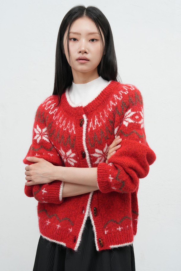 따뜻하고 포근한 울 소재의 여성용 노르딕 더플 가디건입니다. 가을, 겨울 시즌에 어울리는 두꺼운 두께감과 부드러운 촉감이 특징이며, 캐주얼한 스타일을 연출하기 좋습니다. 라운드넥 디자인에 긴소매 기장으로 제작되었으며, 톤 다운된 레드 및 브라운 컬러로 만나보실 수 있습니다. 노르딕 패턴과 더플 디테일이 더해져 포인트를 줍니다. 레귤러핏으로 편안하게 착용 가능합니다.
