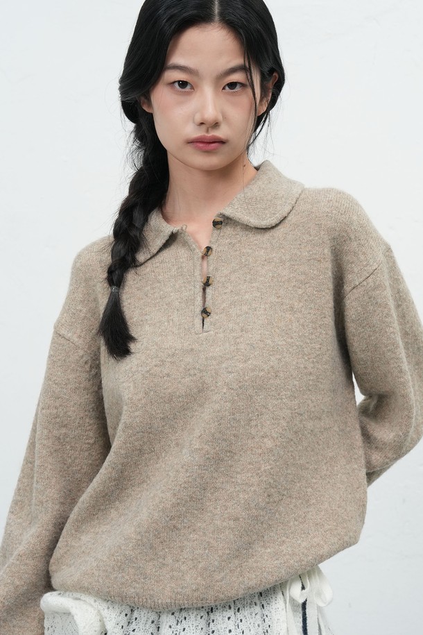 **[25FW] WOMAN 루즈핏 라운드 카라 풀오버 [3COL] / WBE4L05535**

가을과 겨울에 어울리는 여성용 루즈핏 라운드 카라 풀오버입니다. 아이보리, 베이지, 네이비 3가지 색상으로 출시되었으며, 클래식하고 미니멀한 스타일을 연출하기 좋습니다. 폴리에스터, 아크릴, 폴리우레탄 혼방 소재로 제작되어 부드러운 촉감과 약간의 두께감을 느낄 수 있습니다. 소매 립 디테일과 버튼 디테일이 더해져 포인트를 주며, 가벼운 소재에 신축성이 있어 편안하게 착용 가능합니다. 데이트룩이나 겨울 데일리룩으로 활용하기 좋은 아이템입니다.
