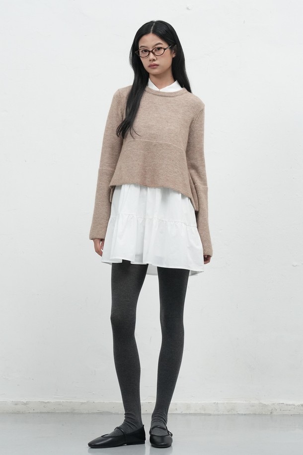 [25FW] WOMAN 니트 레이어드 러플 셔츠 원피스 [2COL]는 여성스러운 무드를 연출하는 니트 레이어드 원피스입니다. 부드러운 촉감의 아크릴, 폴리에스테르, 나일론, 면 혼방 소재로 제작되어 편안한 착용감을 선사합니다. 
클래식 카라와 긴 소매, A라인 핏으로 디자인되었으며, 무지 패턴에 러플 디테일이 더해져 페미닌한 포인트를 더했습니다.
니트와 원피스 세트로 구성되어 분리 착용이 가능하며, 단추 디테일로 포인트를 주었습니다.
차콜, 베이지 두 가지 컬러로 출시되어 데이트룩, 카페룩 등 다양한 스타일에 활용하기 좋습니다.
레귤러핏으로 캐주얼, 클래식, 미니멀 스타일을 즐겨 입는 여성분들께 추천합니다.
