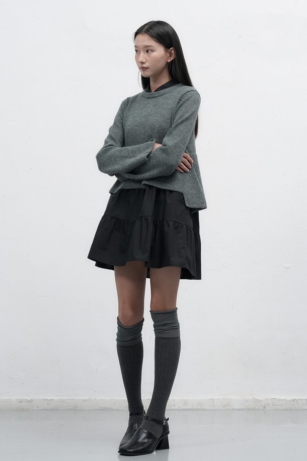 25FW] WOMAN 니트 러플 셔츠 원피스 [2COL] / WBE4L15510는 클래식한 무드의 여성 원피스입니다. 차콜, 베이지 2가지 색상으로 출시되었으며, 봄, 가을, 겨울 계절에 착용하기 좋습니다. 아크릴, 폴리에스테르, 나일론, 면 혼방 소재로 제작되어 부드러운 촉감을 선사합니다. 레이어드 디자인과 러플 디테일, 버튼 디테일이 특징이며, 스탠다드핏에 A라인 치마타입으로 여성스러운 실루엣을 연출합니다. 데이트룩, 카페룩, 모임룩 등 다양한 TPO에 미니멀하고 걸리시한 스타일을 더해줍니다.
