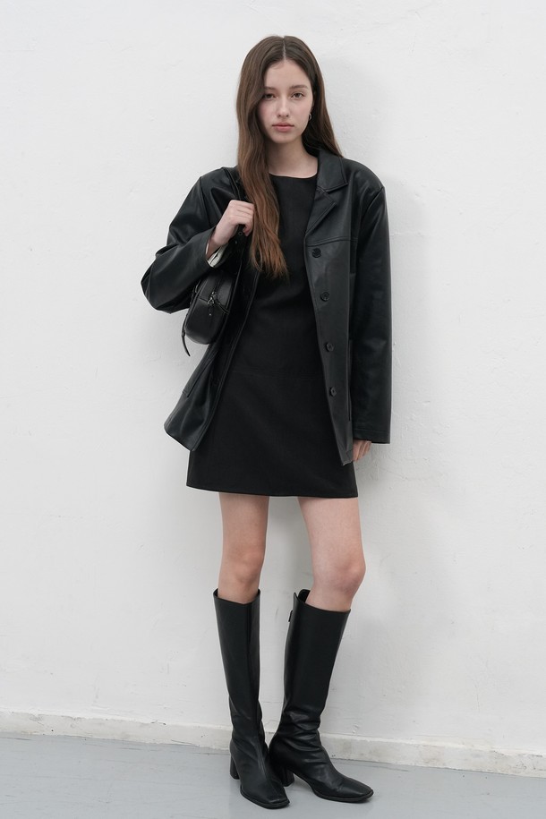 **[25FW] WOMAN 커프스 배색 미니 원피스 [BLACK] / WBE3L15505**는 여성스러운 분위기를 자아내는 미니 원피스입니다. 가을과 겨울에 어울리는 두꺼운 두께감과 H라인 핏으로, 미니멀하면서도 모던한 스타일을 연출합니다. 블랙 컬러에 커프스 배색 디테일이 더해져 세련된 포인트를 주며, 라운드넥과 긴 소매 디자인으로 단정함을 강조합니다. 데이트룩 또는 모임룩으로 활용하기 좋으며, 클래식한 무드를 선호하는 분들께 추천합니다.
