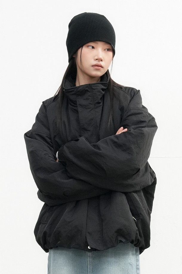 [25FW] UNISEX 베이직 하찌 비니는 가을과 겨울에 착용하기 좋은 유니섹스 비니입니다. 부드러운 니트 소재로 제작되어 깊은 모자 깊이와 두꺼운 두께감으로 포근한 착용감을 선사합니다. 베이직한 디자인에 하찌 패턴으로 포인트를 주어 미니멀, 캐주얼, 클래식 등 다양한 스타일 연출에 활용할 수 있습니다. 블랙 색상으로 어떤 옷에도 잘 어울려 겨울 데일리룩, 산책룩, 집콕룩 등 TPO에 맞춰 폭넓게 활용 가능합니다.
