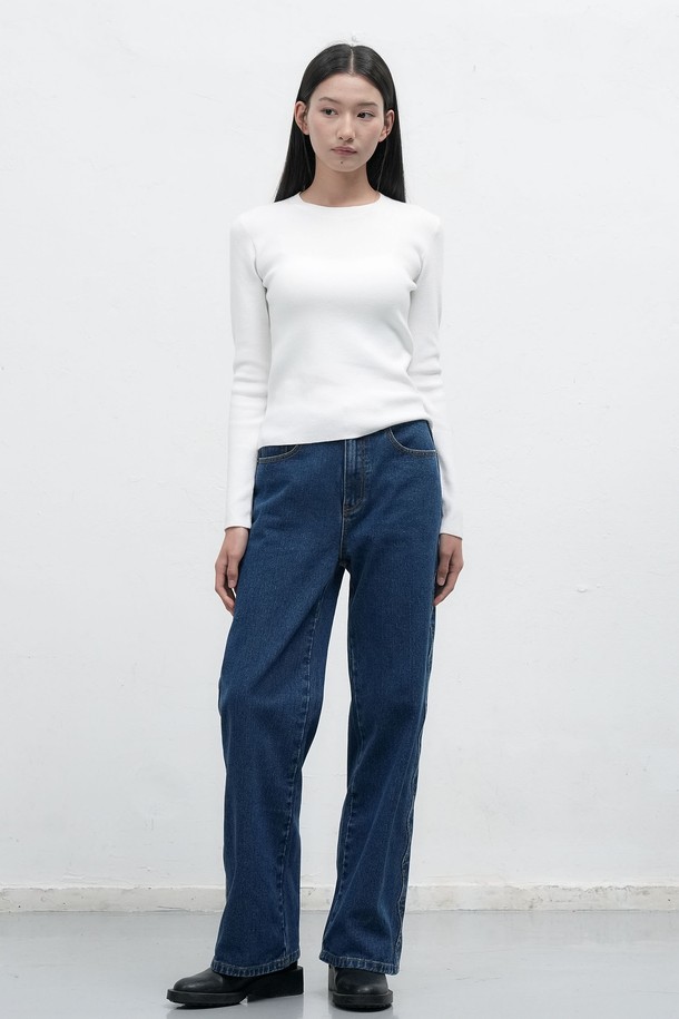 **[25FW] WOMAN 스캘럽 세미 와이드 데님 팬츠 [BLUE] / WBE4L11512**

세련된 여성 데이트룩과 출근룩을 완성해 줄 [25FW] WOMAN 스캘럽 세미 와이드 데님 팬츠입니다. 캐주얼, 미니멀, 클래식 스타일을 모두 아우르는 디자인으로, 가을과 겨울에 따뜻하게 착용할 수 있습니다. 블루 컬러의 무지 데님 소재로 제작되었으며, 넉넉한 루즈핏의 세미 와이드 핏이 편안함을 선사합니다. 밑단 스캘럽 디테일이 여성스러운 포인트를 더해줍니다. 데님 특유의 자연스러운 질감과 디자인이 돋보이는 아이템입니다.
