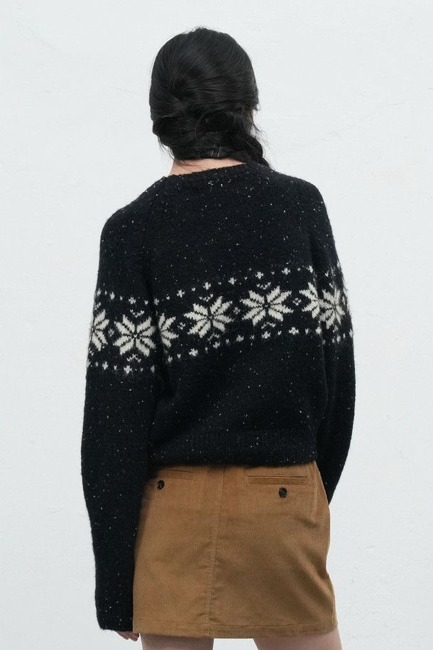 **[25FW] WOMAN 더스트 스노우 니트 풀오버 [3COL] / WBE4L05539**

포근한 울 소재로 제작된 여성용 니트 풀오버입니다. 눈꽃과 노르딕 패턴이 돋보이는 캐주얼 스타일로, 가을과 겨울에 따뜻하게 착용하기 좋습니다. 라운드넥 디자인과 레귤러핏으로 편안한 착용감을 선사하며, 긴 소매 기장과 두꺼운 두께감으로 보온성을 높였습니다. 블랙, 레드, 베이지 세 가지 컬러로 만나보세요. 데일리룩, 집콕룩, 산책룩 등 다양한 상황에서 활용하기 좋은 아이템입니다.
