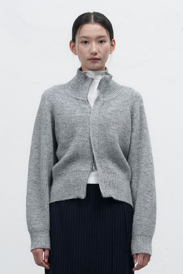 따뜻함을 더하는 [25FW] WOMAN 하이넥 하찌 집업 가디건입니다. 부드러운 니트 소재로 제작되어 포근한 착용감을 선사하며, 레귤러 핏과 긴소매 디자인으로 편안하게 즐기기 좋습니다. 하이넥 스타일과 두꺼운 두께감으로 겨울철 보온성을 높였으며, 블랙, 그레이, 다크브라운 세 가지 색상으로 출시되었습니다. 베이직하고 미니멀한 스타일의 가디건으로, 겨울 데일리룩, 집콕룩, 모임룩 등 다양한 TPO에 활용할 수 있습니다. 클래식, 미니멀, 캐주얼 스타일을 즐겨 입는 여성분들께 추천합니다.
