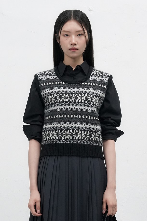 **[25FW] WOMAN 페어아일 니트 베스트 [3COL] / WBE4L06541**

따뜻하고 포근한 울 소재의 여성 페어아일 니트 베스트입니다. 가을과 겨울 시즌에 어울리는 두꺼운 두께감으로, 부드러운 촉감을 선사합니다. 라운드넥 디자인과 민소매 스타일로 제작되었으며, 캐주얼, 클래식, 미니멀한 스타일을 연출하기 좋습니다. 네이비, 블랙, 브라운 세 가지 색상으로 출시되어 다양한 모임룩에 활용할 수 있습니다. 레귤러핏으로 편안하게 착용 가능하며, 니트 패턴이 돋보이는 디자인입니다.
