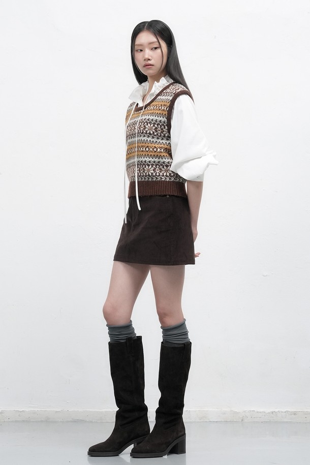 **[25FW] WOMAN 페어아일 니트 베스트 [3COL] / WBE4L06541**

따뜻한 울 소재와 부드러운 촉감이 돋보이는 [25FW] WOMAN 페어아일 니트 베스트입니다. 네이비, 블랙, 브라운 세 가지 색상으로 만나볼 수 있으며, 가을과 겨울에 활용하기 좋은 두꺼운 두께감의 라운드넥 민소매 베스트입니다. 페어아일 패턴이 더해져 캐주얼하면서도 베이직한 스타일을 연출하며, 출근룩과 모임룩 등 다양한 TPO에 활용 가능합니다. 레귤러핏으로 제작되어 편안한 착용감을 선사하며, 캐주얼, 클래식, 미니멀 스타일을 즐겨 입는 여성분들께 추천합니다. 겨울철 보온성을 높여주는 니트 베스트로, 데일리룩에 포인트를 더해보세요.
