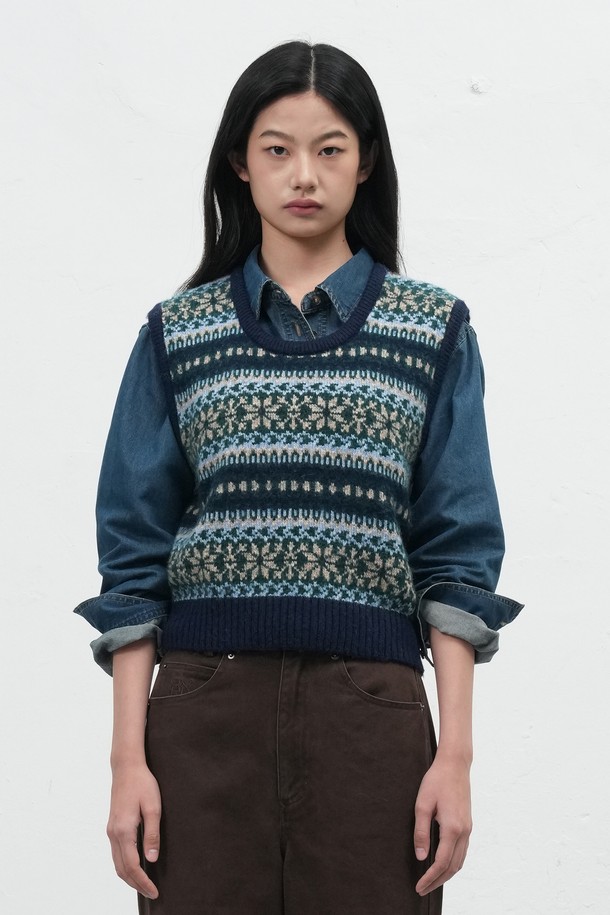 [25FW] WOMAN 페어아일 니트 베스트는 여성스러운 스타일을 완성하는 가을/겨울 시즌 필수 아이템입니다. 부드러운 울 소재와 두꺼운 두께감으로 포근하고 따뜻한 착용감을 선사합니다. 네이비, 블랙, 브라운의 세 가지 색상으로 출시되어 출근룩이나 모임룩 등 다양한 TPO에 활용 가능합니다. 페어아일 및 노르딕 패턴의 클래식한 디자인으로 캐주얼, 미니멀 스타일 모두 소화 가능하며, 레귤러핏 라운드넥 민소매 디자인으로 편안한 착용감을 제공합니다. 니트 조직 특유의 부드러운 촉감이 특징입니다.
