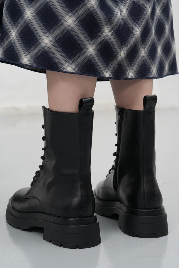 [25FW] WOMAN 클래식 레이스업 워커 [BLACK] / WBE3L97505는 가을, 겨울 시즌 여성 고객을 위한 워커입니다. 라운드 앞코와 블랙 컬러, 가죽 소재로 제작되어 클래식하고 미니멀한 스타일을 연출합니다. 중간굽, 통굽 디자인으로 편안한 착용감을 제공하며, 하이탑 디자인과 레이스업 여밈으로 포인트를 더했습니다. 데일리룩, 출근룩, 모임룩 등 다양한 TPO에 활용 가능하며, 워크웨어 스타일을 선호하는 고객에게 적합합니다.
