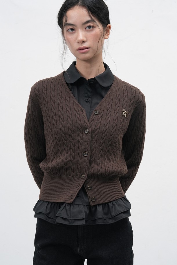 [25FW] WOMAN 라운드 카라 프릴 블라우스 [3COL] / WBE3L03513는 여성스러운 무드를 연출하는 블라우스입니다. 라운드 넥과 프릴 디테일이 여성스러운 분위기를 더하며, 클래식하고 우아한 스타일을 완성합니다. 레귤러 핏으로 편안하게 착용 가능하며, 봄, 가을 시즌에 활용하기 좋습니다. 오피스룩, 출근룩, 모임룩 등 다양한 TPO에 매치하여 세련된 스타일을 연출해보세요. 무지 패턴에 긴 소매 기장으로 미니멀하고 깔끔한 스타일을 선호하는 분들께 추천합니다.
