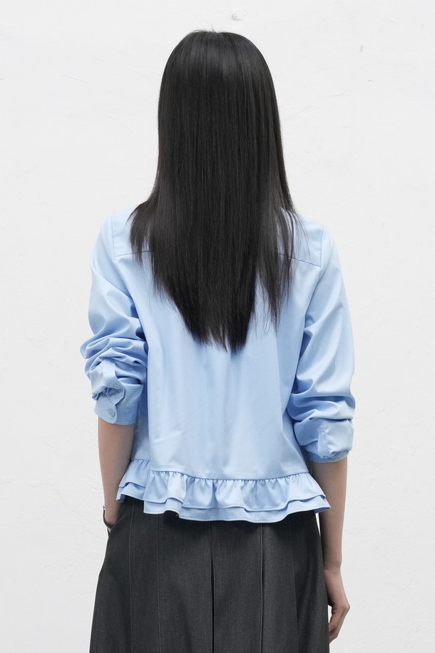 [25FW] WOMAN 라운드 카라 프릴 블라우스는 여성스러운 실루엣을 연출하는 블라우스입니다. 부드러운 면 소재로 제작되어 편안한 착용감을 선사하며, 라운드 넥과 카라, 프릴 디테일이 우아한 분위기를 더합니다. 긴 소매 기장과 레귤러 핏으로 봄, 가을 시즌에 활용하기 좋으며, 클래식, 미니멀, 로맨틱한 스타일을 모두 소화할 수 있습니다. 데이트룩, 출근룩, 모임룩 등 다양한 TPO에 맞춰 세련된 스타일링을 완성해보세요.
