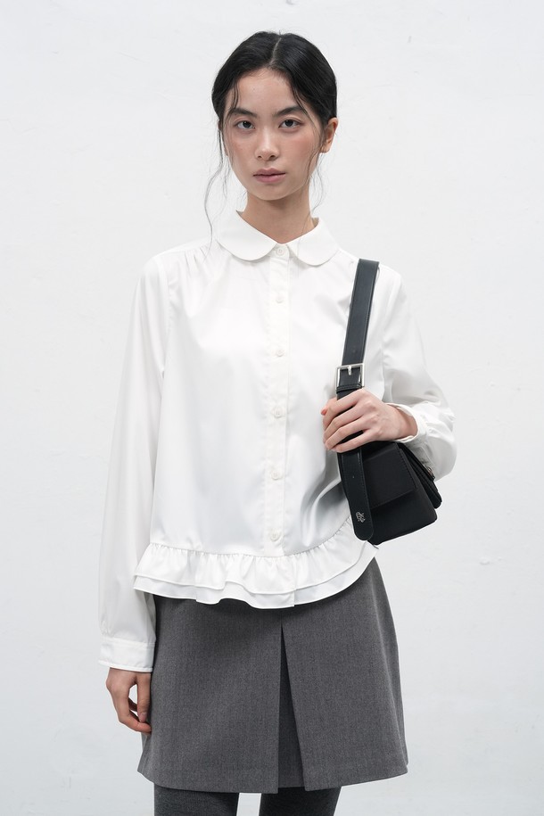 **[25FW] WOMAN 라운드 카라 프릴 블라우스 [3COL] / WBE3L03513**

클래식하면서도 우아한 무드를 연출하는 여성 라운드 카라 프릴 블라우스입니다. 봄, 가을 시즌에 착용하기 좋으며, 레귤러 핏으로 편안하게 착용 가능합니다. 라운드넥 디자인에 프릴 디테일과 카라 디자인이 더해져 여성스러운 포인트를 더했습니다. 화이트, 블루 두 가지 컬러로 제공되며, 오피스룩, 모임룩 등 다양한 TPO에 활용할 수 있습니다. 미니멀하면서도 세련된 스타일을 연출하고 싶은 분들께 추천합니다.
