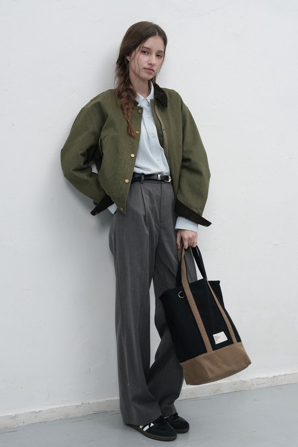 WOMAN 코듀로이 카라 패딩 워크 재킷 [2COL]은 여성스러운 무드의 캐주얼 스타일을 연출하기 좋은 아우터입니다. 핑크, 카키 두 가지 색상으로 출시되었으며, 가을과 겨울에 따뜻하게 착용할 수 있습니다. 촘촘한 코듀로이 소재에 넉넉한 두께감과 패딩 안감으로 보온성을 높였습니다. 버튼 여밈 방식의 레귤러 핏 워크 재킷으로, 출근룩이나 모임룩 등 다양한 TPO에 활용 가능합니다. 캐주얼, 클래식, 워크웨어 스타일을 즐기는 여성분들께 추천합니다.
