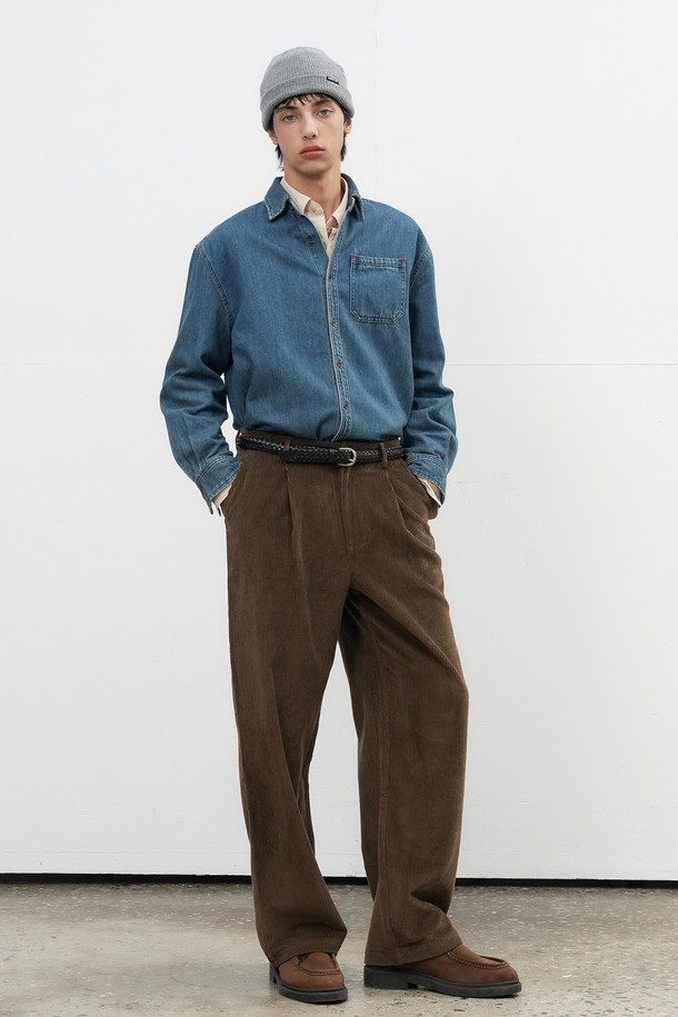 [25FW] MAN 포켓 워시드 데님 셔츠는 남성용 상의 데님 셔츠입니다. 가을, 겨울에 착용하기 좋으며, 캐주얼, 베이직 스타일을 연출할 수 있습니다. 레귤러 핏에 긴 소매, 차이나칼라 디자인으로 제작되었으며, 두꺼운 두께감으로 따뜻하게 착용 가능합니다. 워시드 가공과 포켓 디테일이 특징이며, 출근룩이나 비즈니스 캐주얼에도 활용할 수 있습니다.
