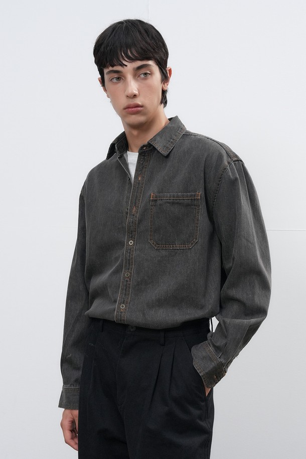 **[25FW] MAN 포켓 워시드 데님 셔츠 [2COL]**는 남성용 데님 셔츠로, 가을과 겨울에 착용하기 좋은 두꺼운 두께감의 긴소매 제품입니다. 워싱 가공된 데님 소재에 포켓 디테일이 더해져 캐주얼하고 베이직한 스타일을 연출합니다. 레귤러핏으로 제작되어 편안한 착용감을 제공하며, 블랙과 블루 두 가지 컬러로 출시되었습니다. 출근룩과 데이트룩은 물론, 캐주얼, 클래식, 미니멀 스타일 모두 소화 가능한 활용도 높은 아이템입니다. 차이나칼라 디자인으로 깔끔한 인상을 주며 뻣뻣한 촉감이 특징입니다.
